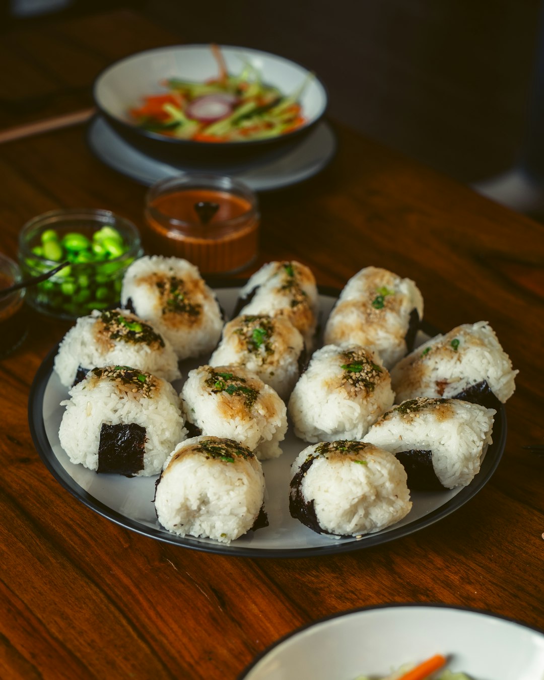 Onigiri teriyaki grillés au sésame