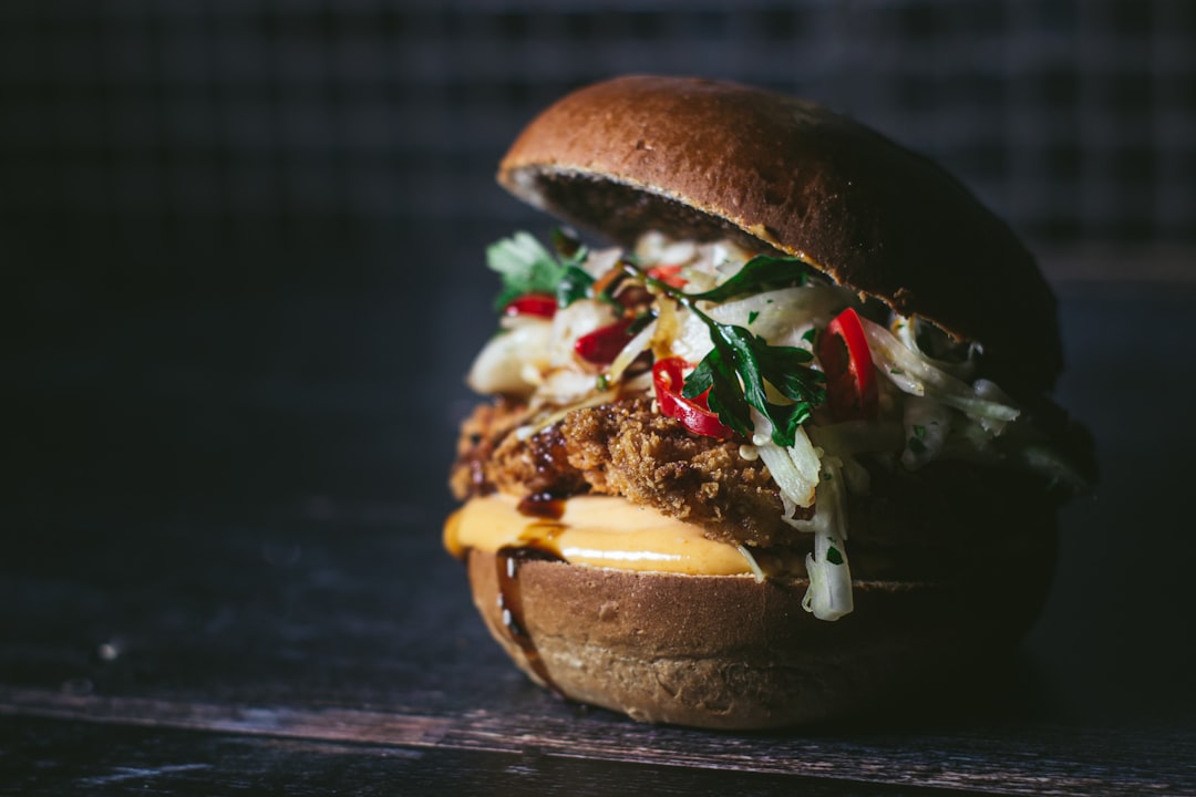 Tonkatsu burger au porc pané croustillant
